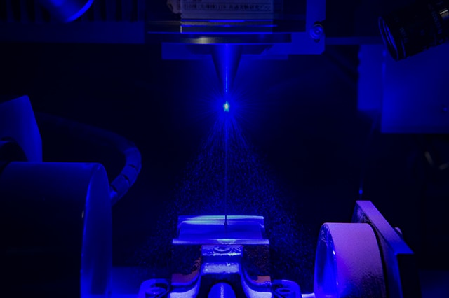 「青色レーザー」がものづくりに革命をもたらす　未来の金属加工技術