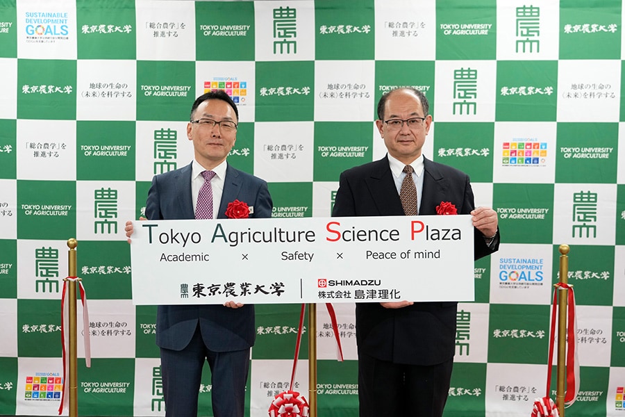 左から、島津理化代表取締役社長　中井泉、東京農業大学　江口文陽学長