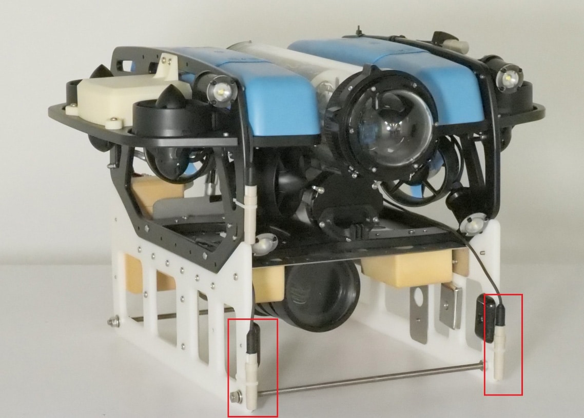 製品写真:水中ドローンに搭載したUEP測定器「CF100」(赤枠内)