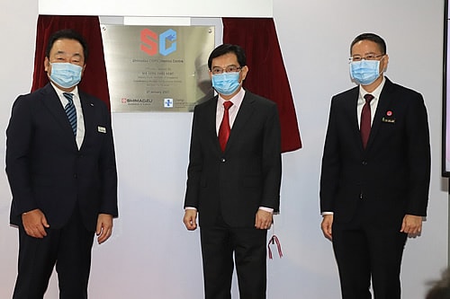 SC3はHeng Swee Keat シンガポール副首相を来賓として迎え、正式にオープンしました。 左からShimadzu (Asia Pacific) 谷垣社長、Heng Swee Keat 副首相, CGH 最高経営責任者 Ng Wai Hoe 教授
