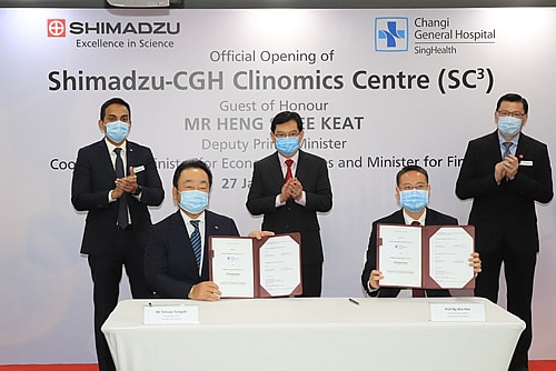 Heng Swee Keat副首相立会いのもと、CGHとShimadzu (Asia Pacific)との間で共同研究契約書のサインがされました。サインはCGH CEO Ng Wai Hoe 教授（右から2番目）と谷垣社長（左から2番目）とにより交わされ、ほかにCGHメディカルボード Siau Chuin会長（一番右）とShimadzu (Asia Pacific) Prem Anand執行役員（一番左）が立ち会いました。