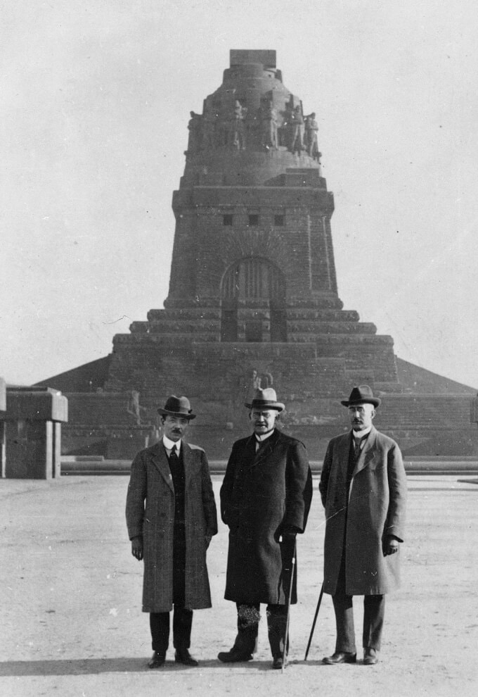 渡欧中の常務島津常三郎（左端）、ドイツのライプチッヒ戦勝記念塔前にて（1923〈大正9〉年10月）