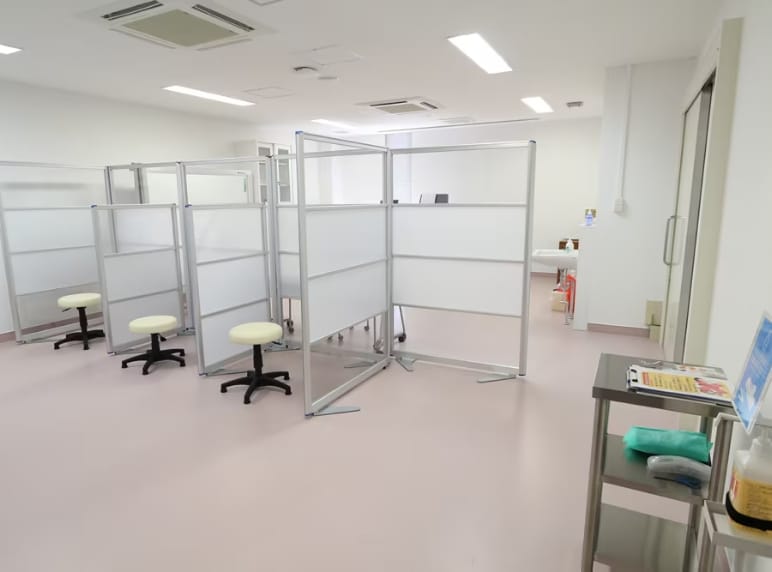 社内診療所に設けた検体採取ブース