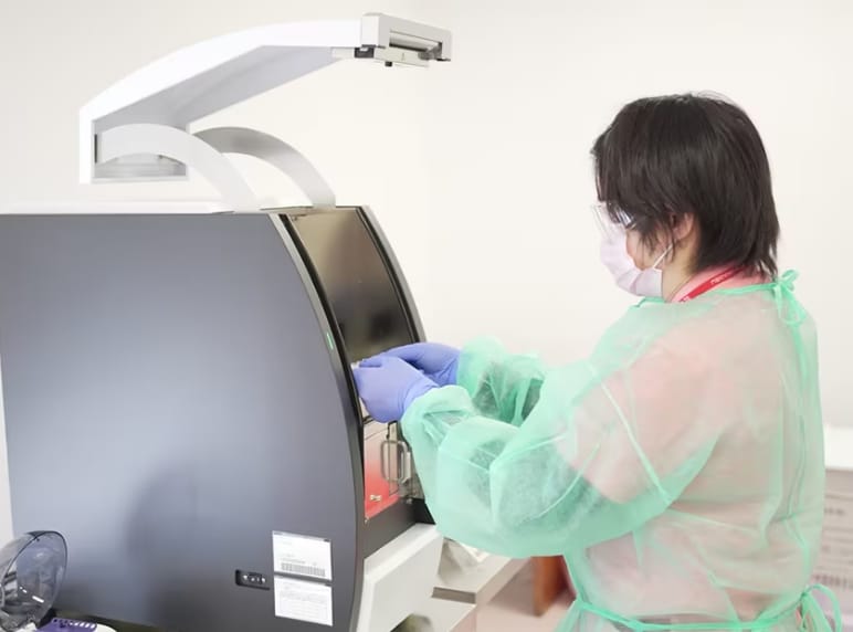 開発した試薬と全自動PCR検査装置で社員の検査も行った