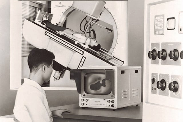 患者と検査従事者の安全のために世界初の遠隔操作式X線TVシステムの開発
