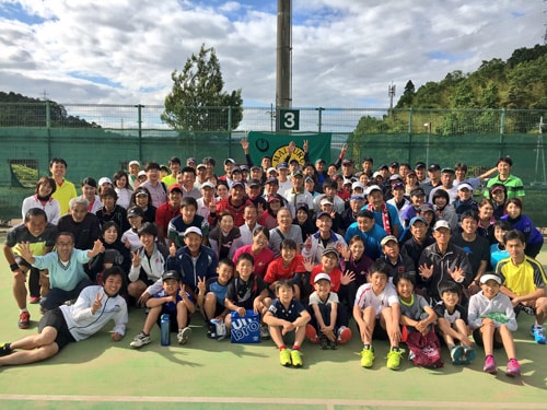 大会会場で練習する桑田選手