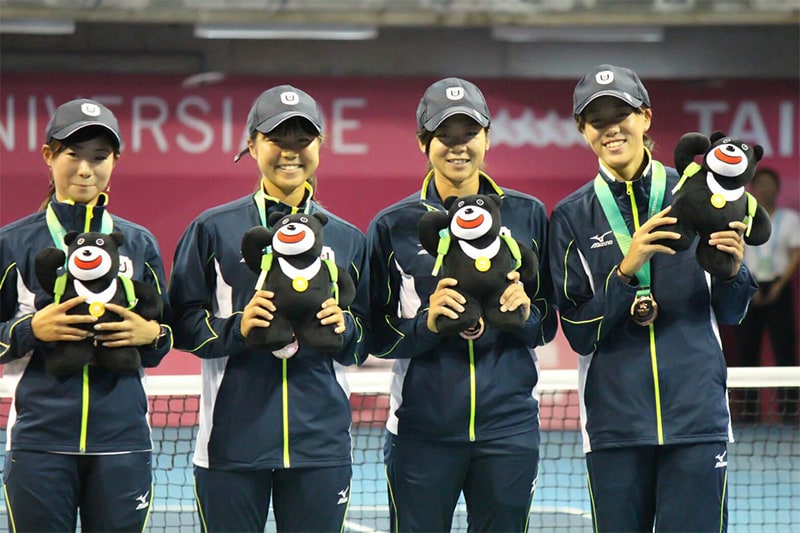 女子団体で銅メダルを獲得した日本代表メンバー 左から牛島里咲選手(筑波大学)、梶谷選手、加治選手、林恵里奈選手(福井県体育協会)