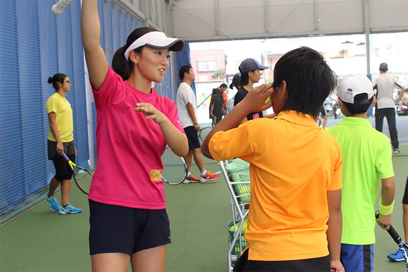 サーブの指導をする西本選手