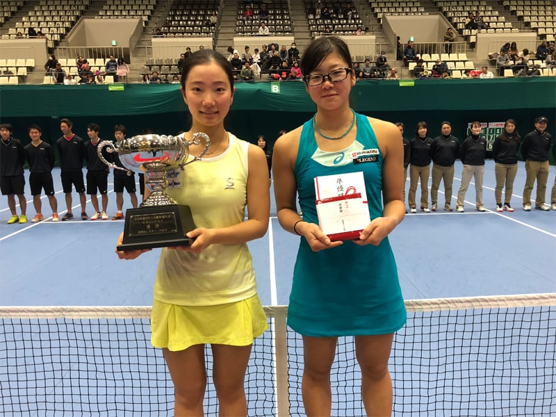 シングルス準優勝の加治選手(右)と優勝の小堀桃子選手(左)