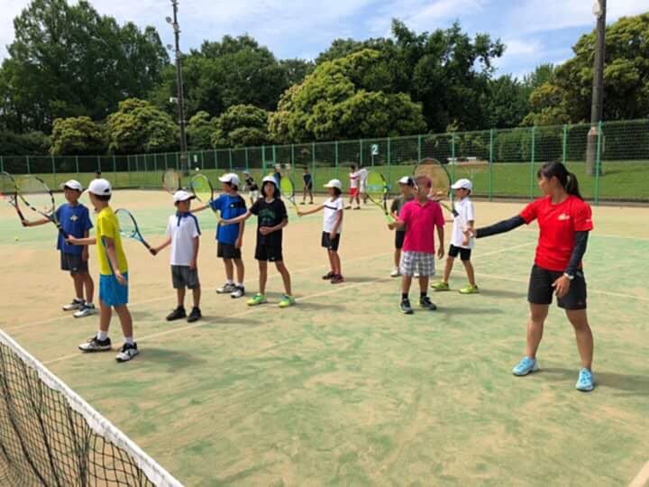 ジュニアにボレーを指導する梶谷選手