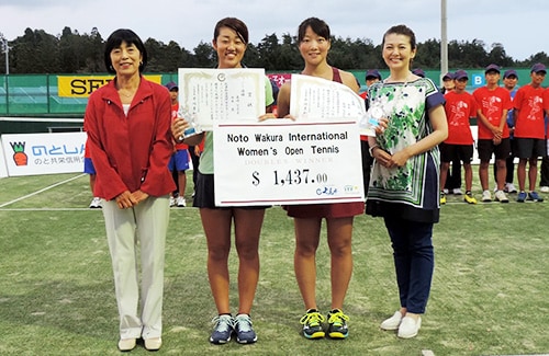 優勝ペア。中央左が森崎選手、右が西本選手