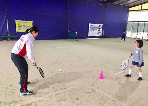 参加した子どもと打ち合う西本選手