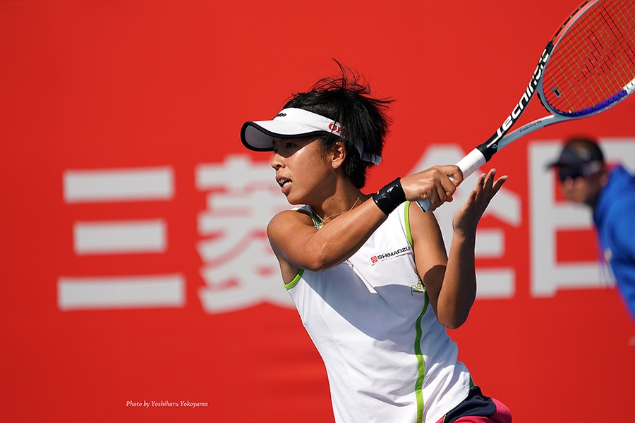 フォアハンドを打つ本玉選手(写真：横山芳治)