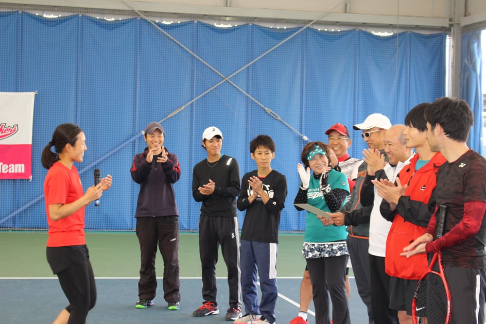 プレゼントのサイン色紙を渡す桑田選手(in関西)