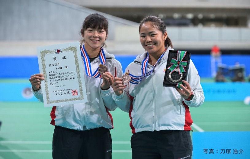 優秀選手賞を受賞した加治選手（左）と特別顕彰を受賞した大前選手（右）