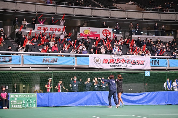 優勝が決まり小森監督と本玉選手がチームの元に駆け寄った