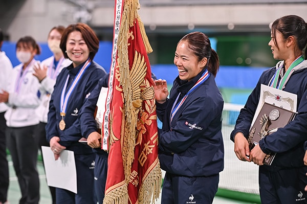 優勝旗を手にする大前選手