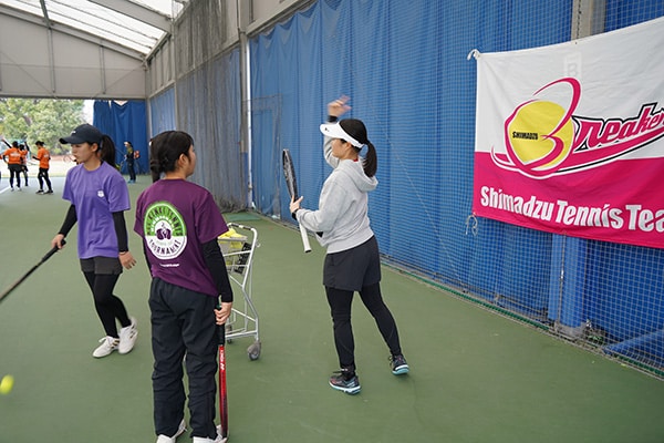 サーブの指導をする押野選手