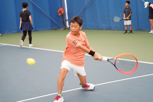 選手のボールを打ち返す参加者