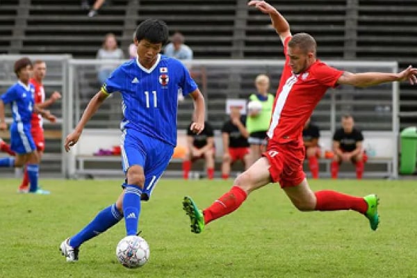 「同じフィールドで」サッカー選手というもう一つの顔を持つ社員のインタビュー