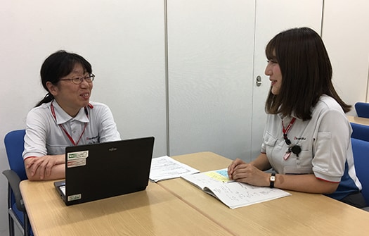 半期に2回、1人1~1.5時間のMBO面談を行う。今期の目標進捗だけではなく5年後10年後といった中長期の目標、プライベートにまで話が及ぶ。