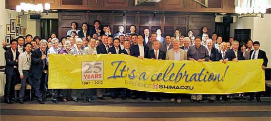 2012年、米国のSMS25周年で、京都の旧本社前での集合写真