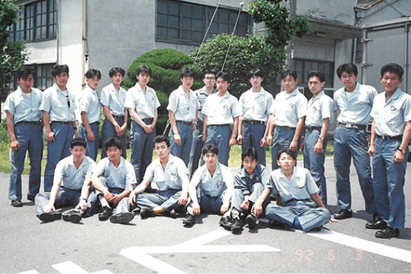 技能研修時代(後列右から2人目)