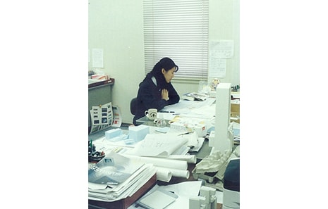 図面を見てデザイン検討中(1999年)