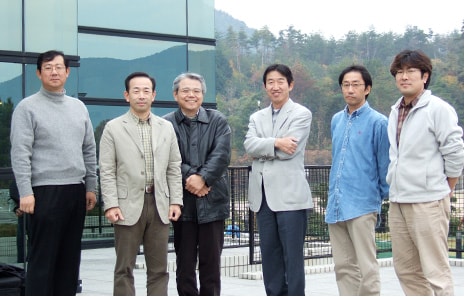 飛び込んだときの熱い専従メンバー(2005年、右から1番目)
