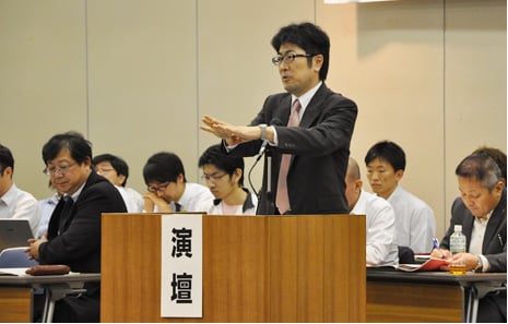 副組合長として定期大会で方針を説明(2014年)