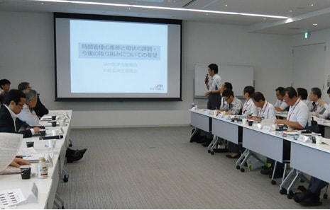 中央経営協議会で労組からの要望を説明(2015年)
