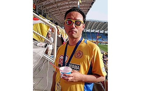 地元TV局の取材を受けたこともある。サングラスもベガルタアイテムだ。