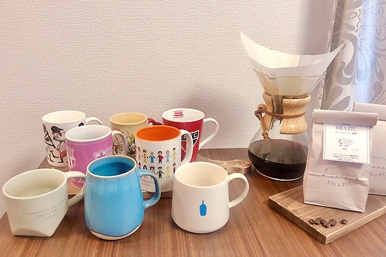家でのコーヒー時間の写真_旅行や出張に行く度に集めている各国マグ。毎日その日の気分で選びます。