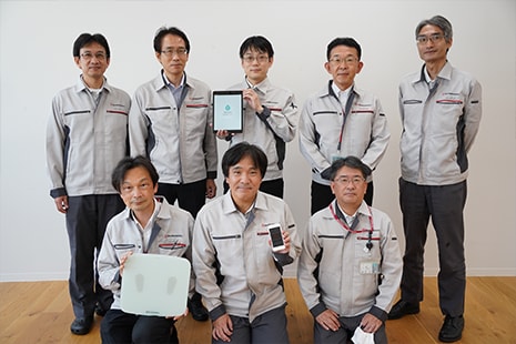 Urinaを製品化したプロジェクトメンバーとの集合写真 グループ報“しま津”515号「百花繚乱」より