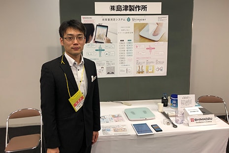 Urinaの製品化前の試作機を学会にブース出展。多くの医療従事者に実機を見せて触ってもらいました。