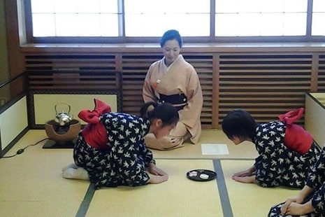 子供茶道教室にて。浴衣を着て茶道を学ぶ子供たちの成長を見るのが喜びです。