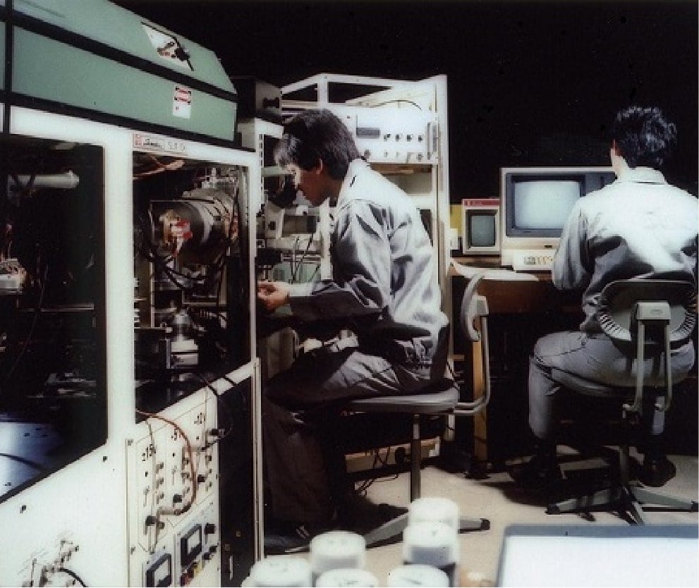 中央研究所で実験をする入社3年目の田中耕一（1985年）
