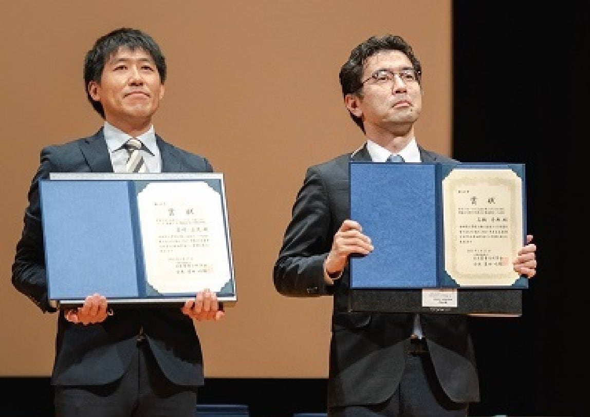 日本質量分析学会 第70回質量分析総合討論会の授賞式で。偶然にも前川准教授（左）と同じ年の受賞となった