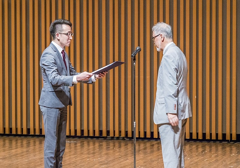 日本質量分析学会の奨励賞授賞式で（2017年）。当時の学会長で恩師でもある髙山光男先生からの授与となった