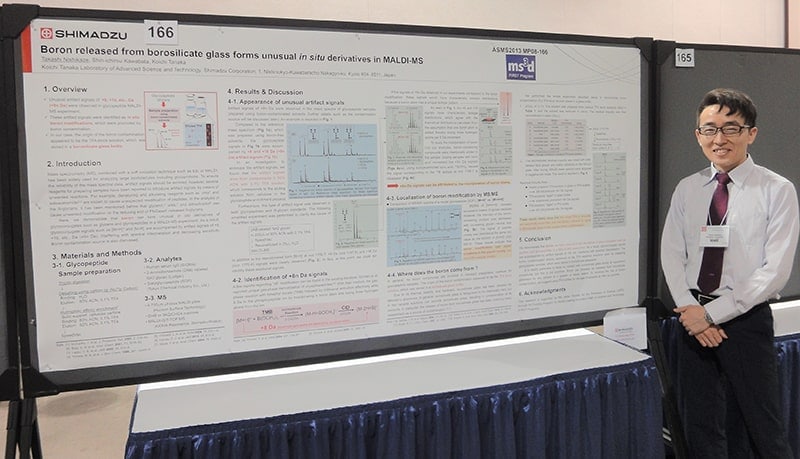 米国質量分析学会（ASMS）でガラス容器から溶出した極微量のボロンに着目した研究について発表（2013年）。マススペクトルをよく見ることでたどり着いた研究成果の一つ