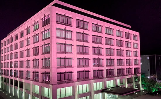 島津製作所の本社をピンクにライトアップ