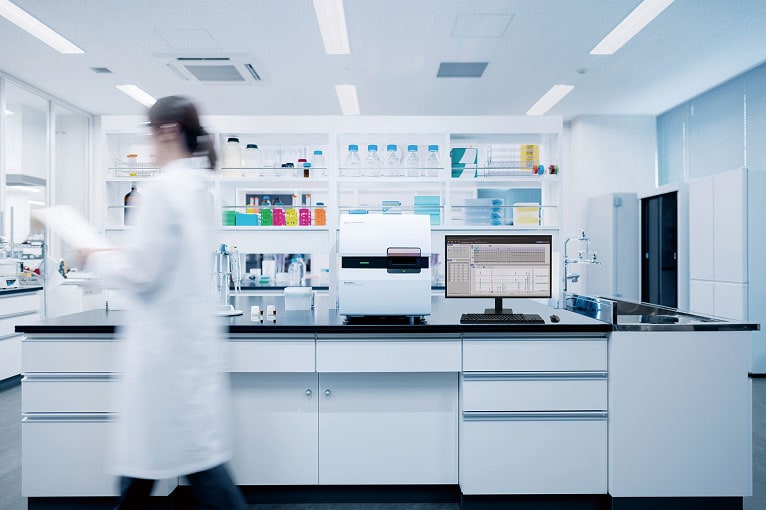 Shimadzu Genso Sans：MultiNA II が研究室の机に置かれている。