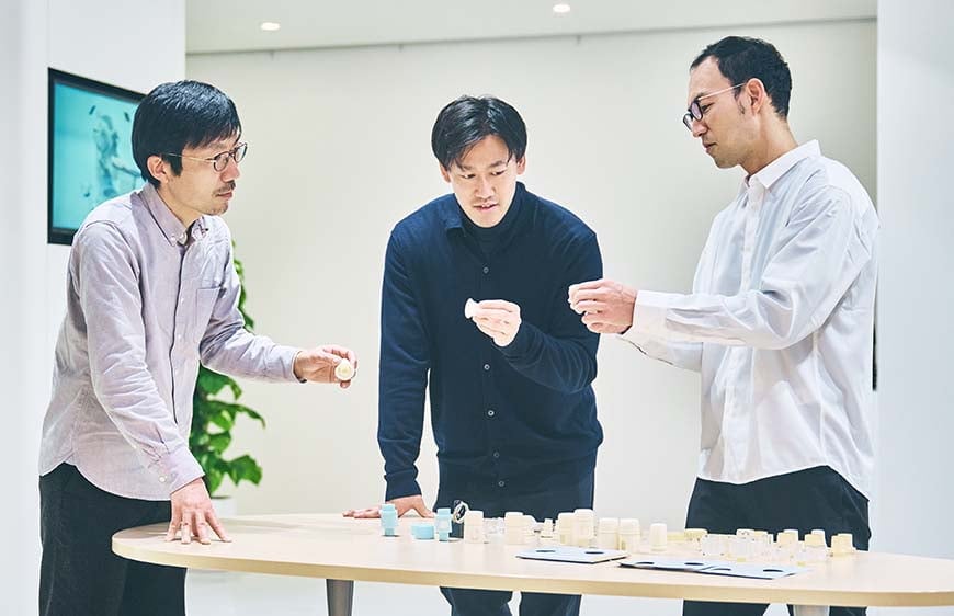 Trinias:ボタンの形状について話すデザイナーたち