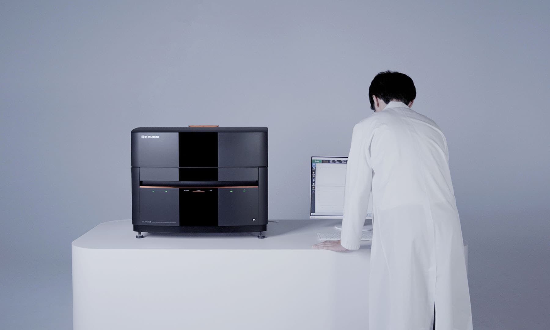 モニターを見ながら分析結果を確認