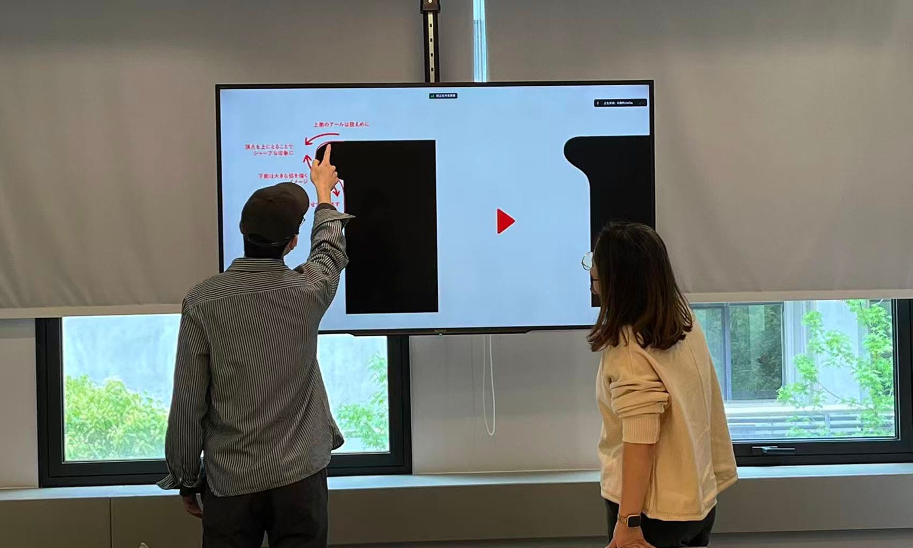 Shimadzu Genso Sans：ベンダーとデザイナーとが打ち合わせしている