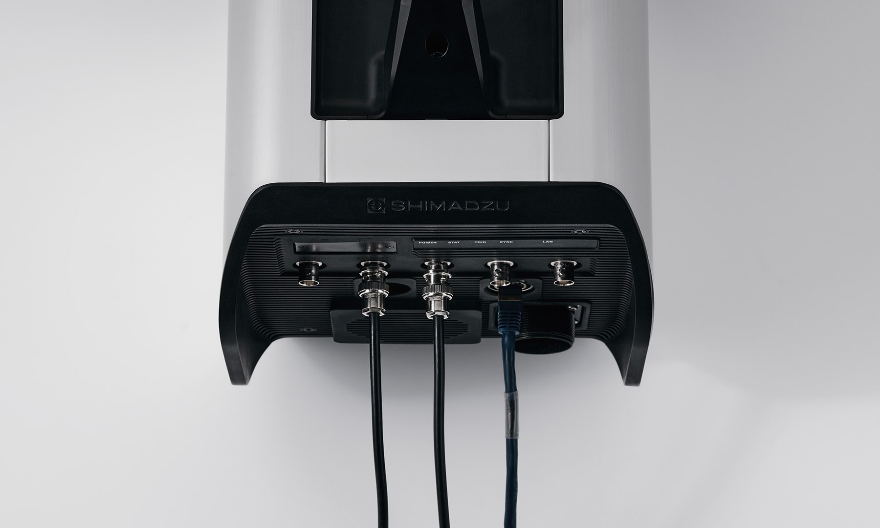 HPV-X3の背面のケーブル接続部