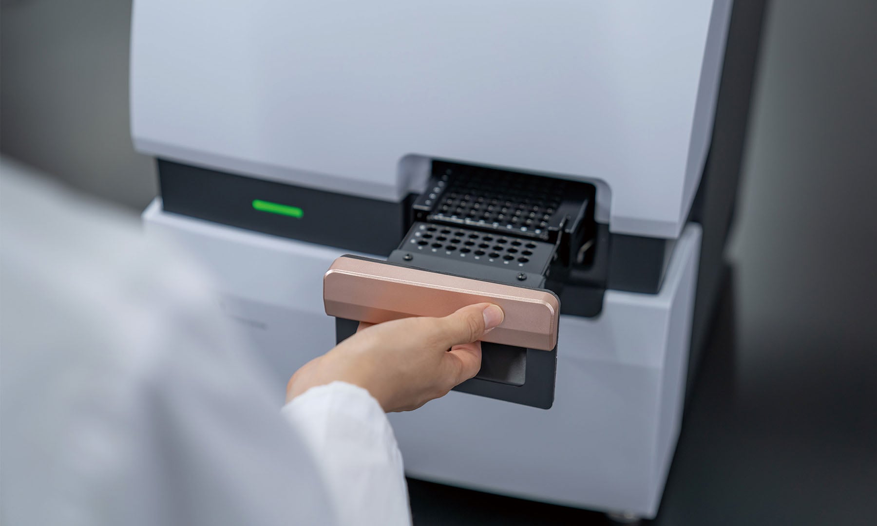 サンプルトレイを開けている。