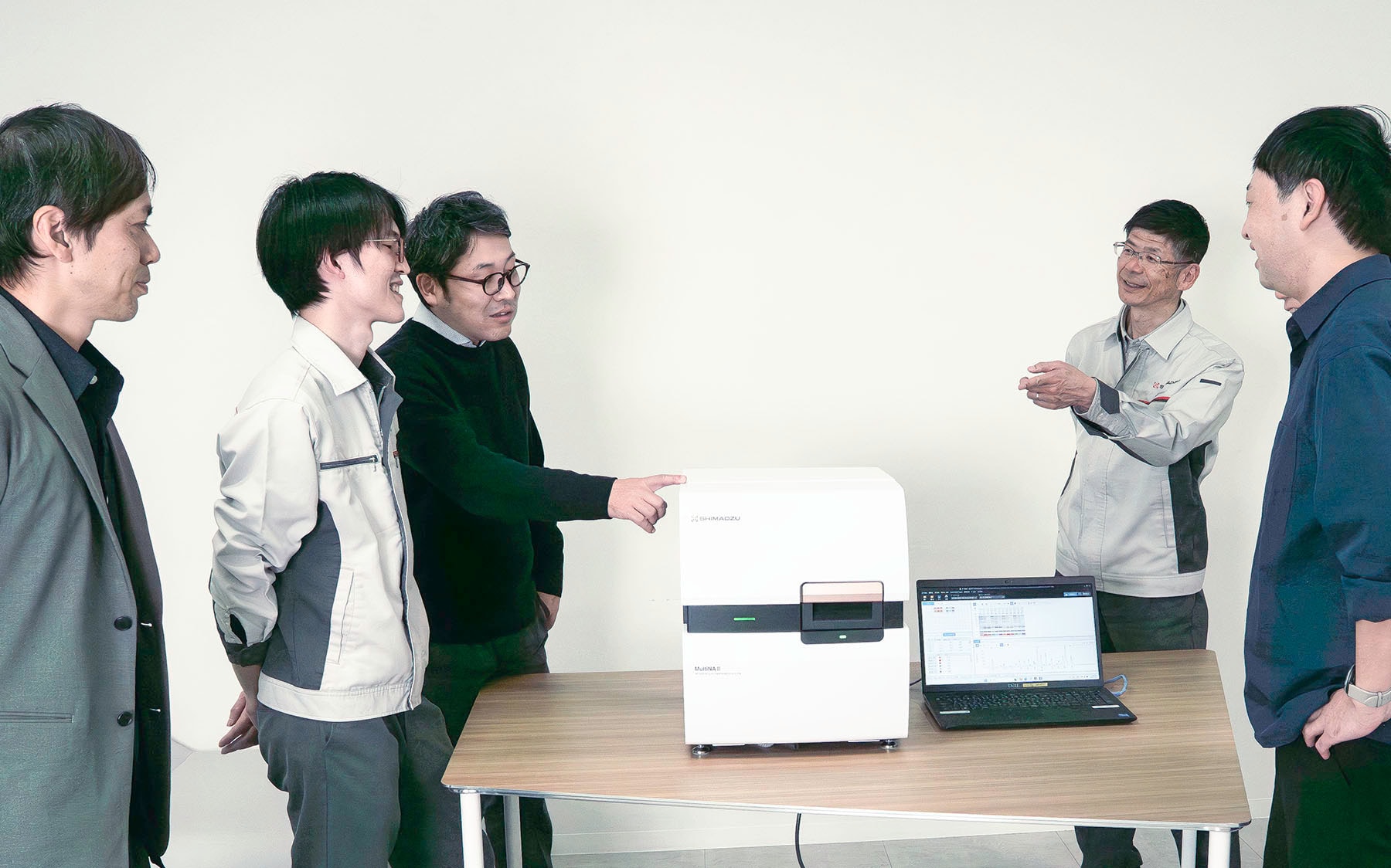 開発者とデザイナーが装置について語り合う。