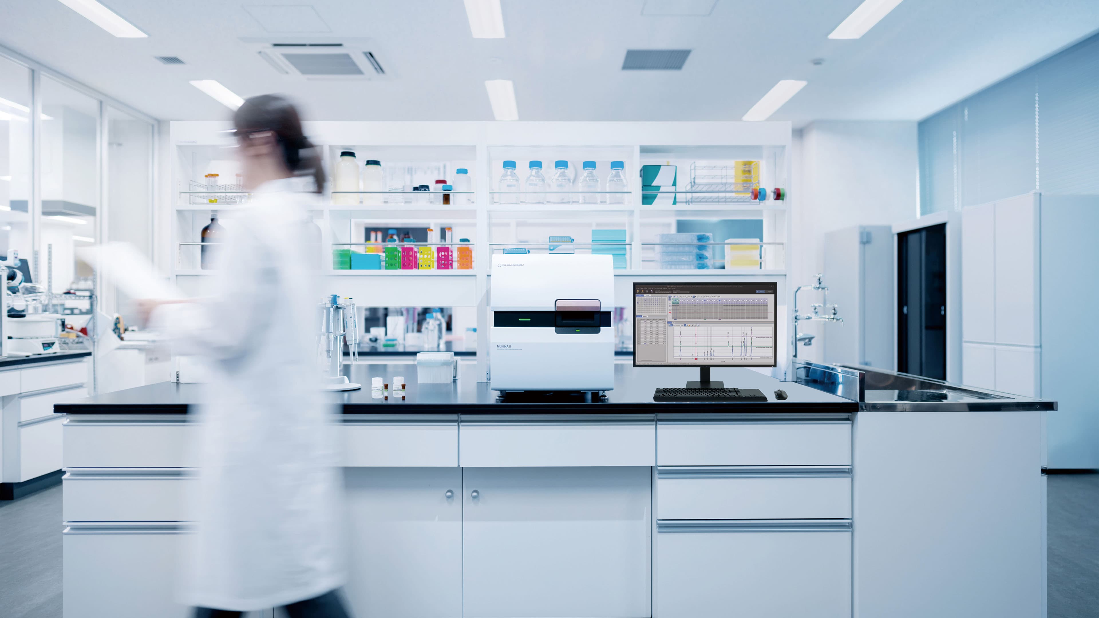 MultiNA II が研究室の机に置かれている。