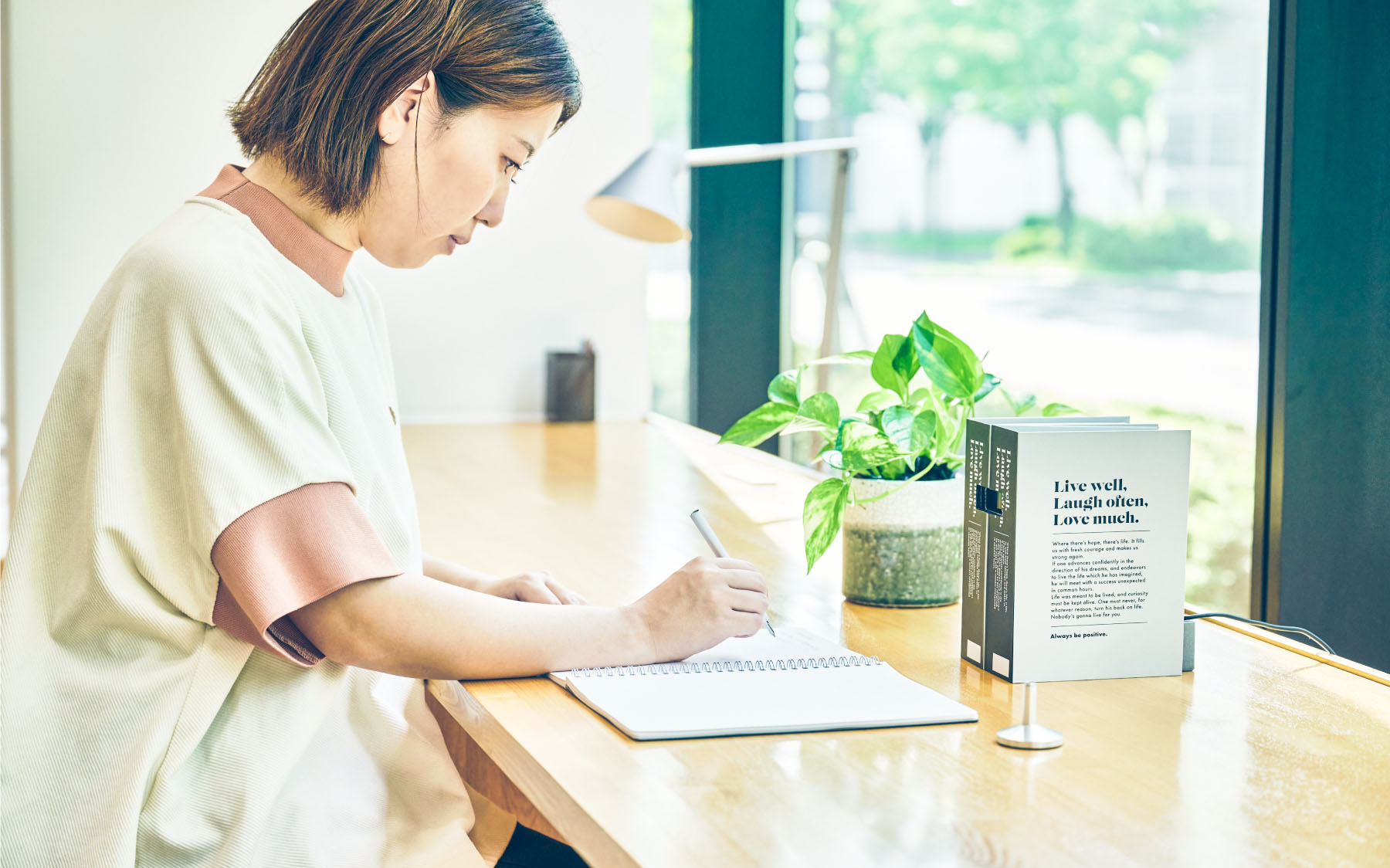 未来研究2：女性がノートにペンで日記を書いている